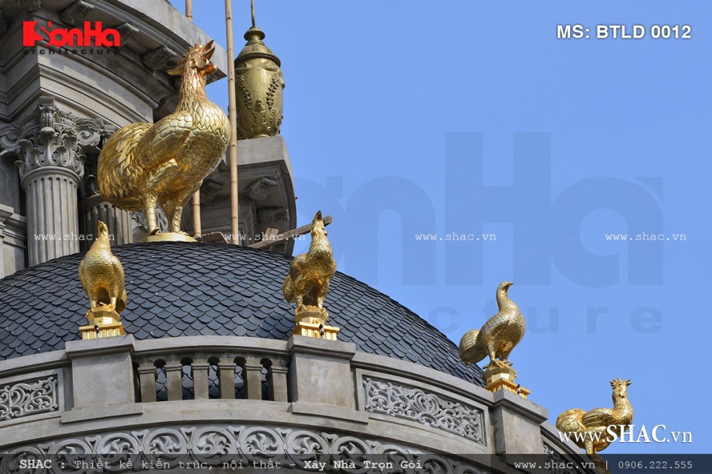 Những chú gà dát vàng đẳng cấp trên chóp của biệt thự lâu đài