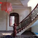 Cầu thang gỗ biệt thự