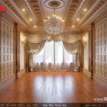 Phòng khách nhà ống cổ điển nổi bật với nội thất gỗ