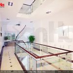 Thiết kế lan can với cấu trúc kính và tay vịn gỗ