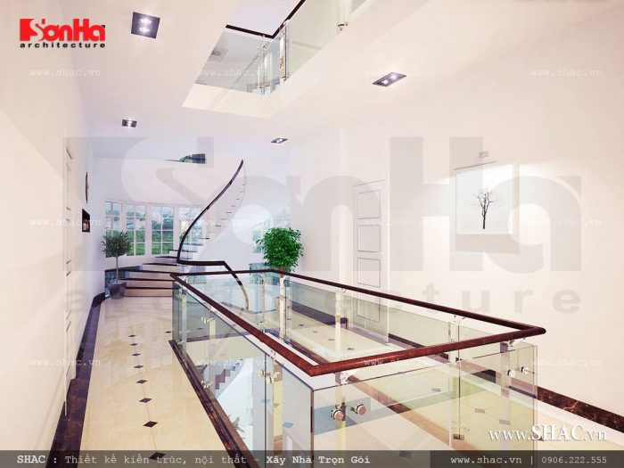 Thiết kế lan can với cấu trúc kính và tay vịn gỗ