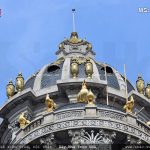 Thiết kế chóp biệt thự được gắn 6 con gà dát vàng