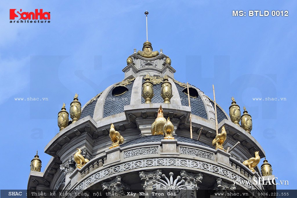 Thiết kế chóp biệt thự được gắn 6 con gà dát vàng
