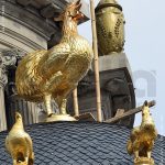 Gà trống được dát vàng trên nóc biệt thự lâu đài