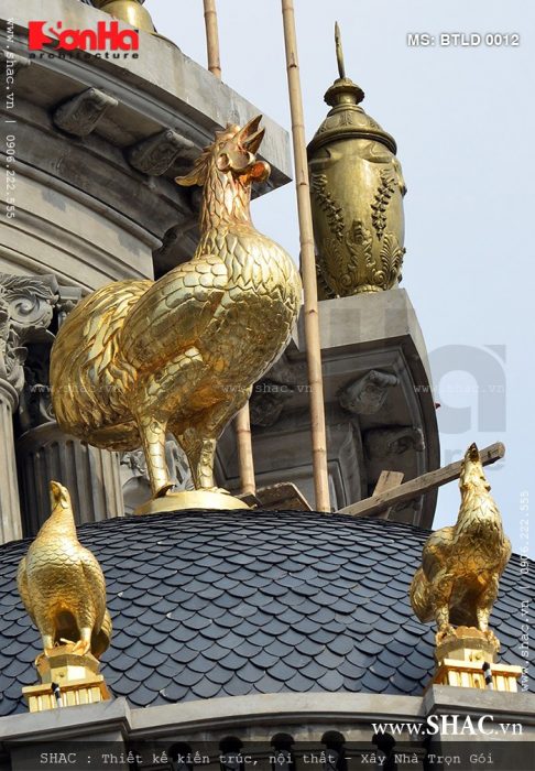 Gà trống được dát vàng trên nóc biệt thự lâu đài