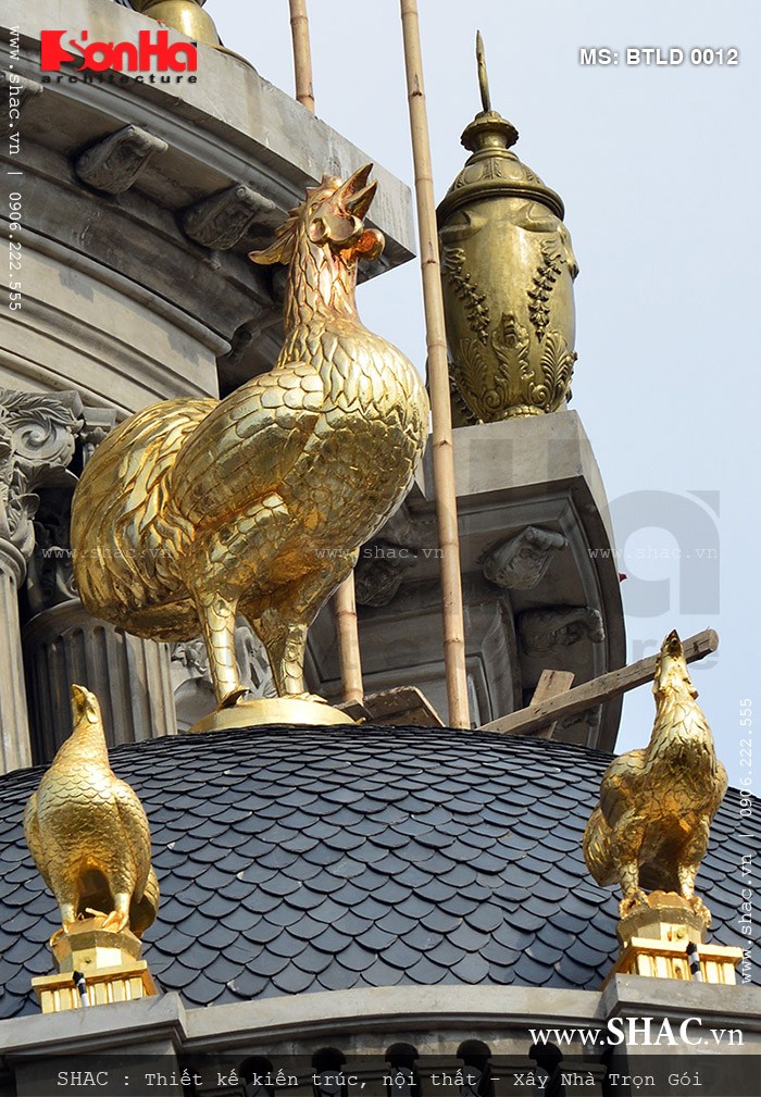 Gà trống được dát vàng trên nóc biệt thự lâu đài