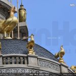 Những chú gà dát vàng đẳng cấp trên chóp của biệt thự lâu đài