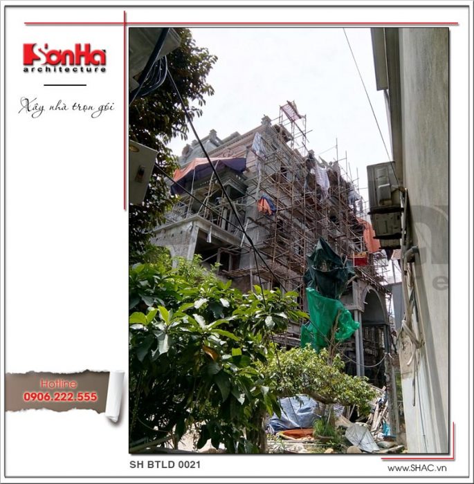 Kiến trúc của ngôi biệt thự cổ điển dù mới ở dạng “mộc” nhưng cũng đã cho thấy sự quy mô