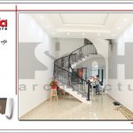 Toàn cảnh hơn là khu vực phòng khách có sảnh thang của ngôi nhà phố 3 tầng tân cổ điển