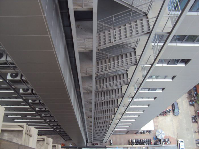 Tiêu chuẩn thiết kế thang thoát hiểm mới nhất và đầy đủ nhất 2 Tiêu chuẩn thang thoát hiểm cho nhà cao tầng cần phải lưu ý khi thiết kế và xây dựng các công trình cao tầng