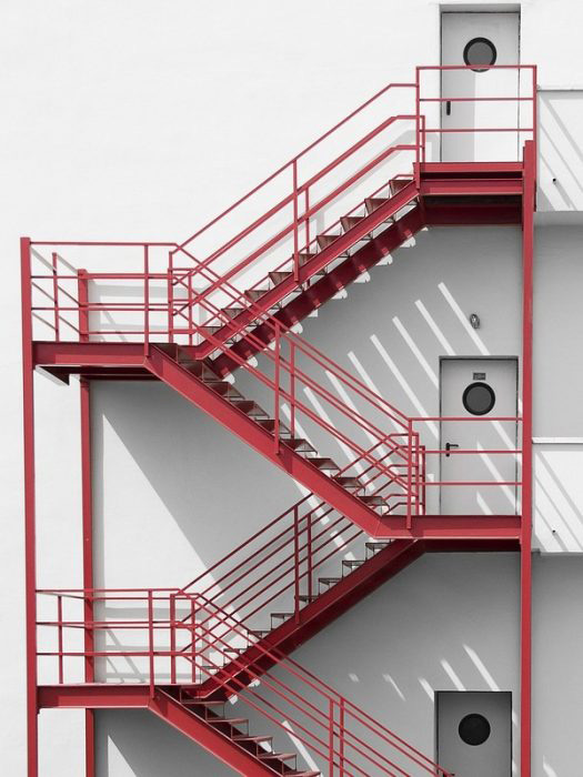 Tiêu chuẩn thang thoát hiểm nhà cao tầng quy định chiều cao cửa đi và lối đi