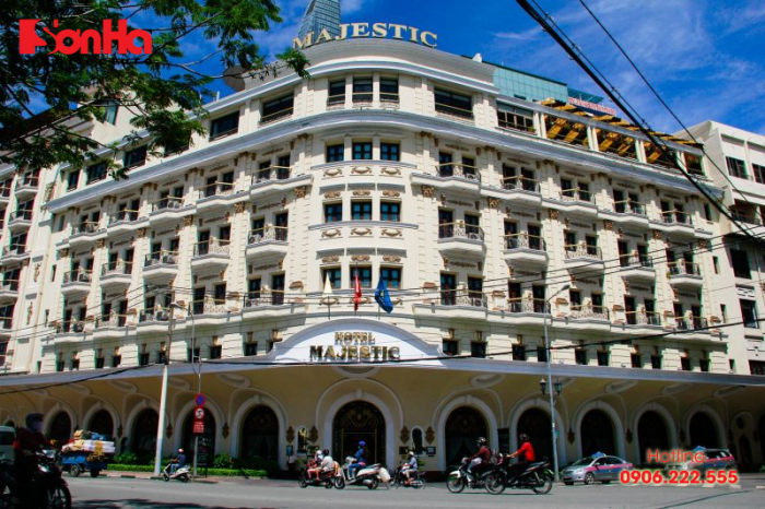 Khách sạn Majestic tọa lại tại số 01 Đồng Khởi (Bến Nghé, Quận 1, TP. HCM)
