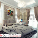 Phòng ngủ rộng rãi với nhiều ô cửa sổ lớn