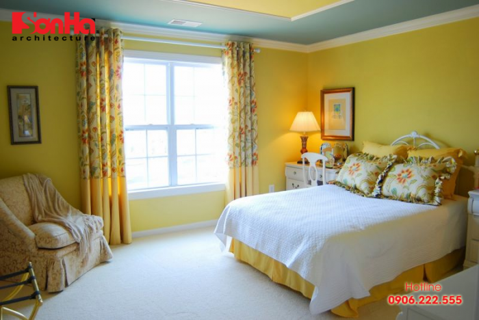  Mẫu phòng ngủ đẹp với sơn tường màu vàng cùng rèm hoa văn bắt mắt