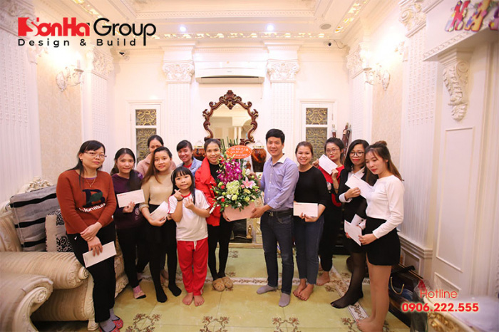 PGĐ Nguyễn Phương Tuấn đại diện BLĐ chúc mừng cán bộ nhân viên nữ 