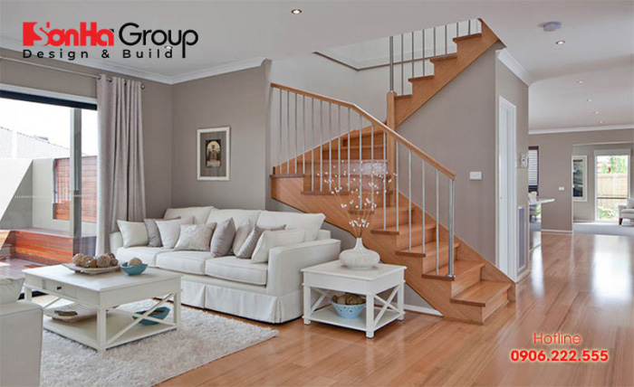 Phòng khách có cầu thang đẹp với sự kết hợp của nội thất gỗ và sofa 
