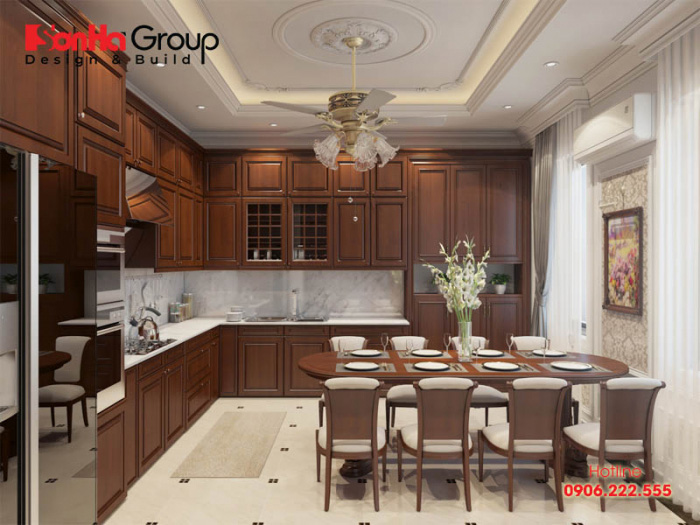 Căn phòng bếp ăn được sắp đặt rất có khoa học với thiết kế nội thất phong cách tân cổ điển tiện nghi và cao cấp