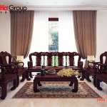 Sắc màu trắng và nâu của gỗ, vật dụng bàn ghế tạo nên điểm nhấn bắt mắt, nới rộng không gian phòng khách