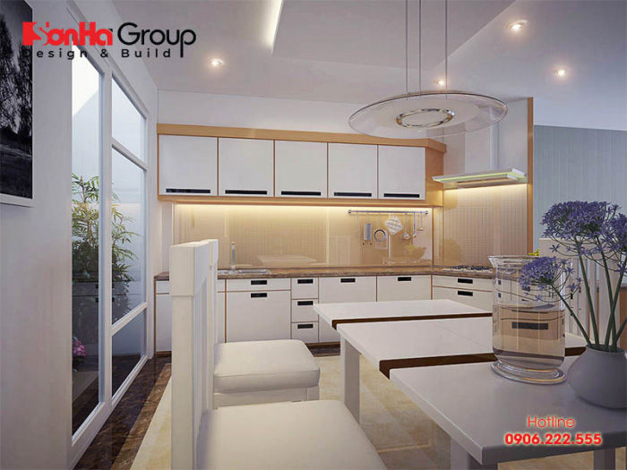 Căn phòng bếp nhà ống kiểu hiện đại với ý tưởng thiết kế nội thất đơn giản, tận dụng nguồn ánh sáng tự nhiên 