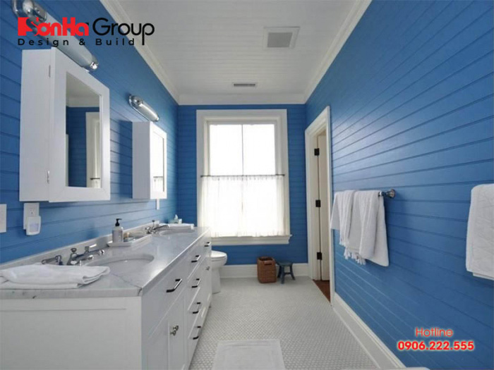 Xanh dương cũng là gam màu được không ít người lựa chọn để trang trí căn phòng tắm của mình 