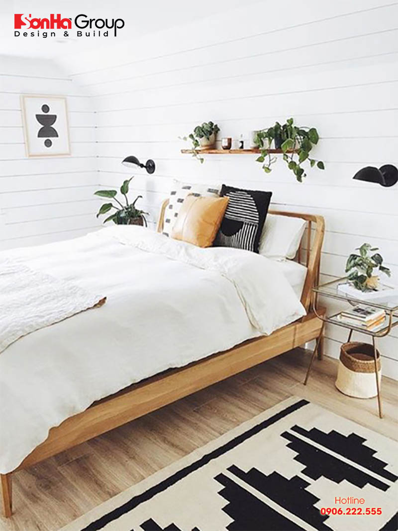 Không gian phòng ngủ nhỏ 5m2 được thiết kế đơn giản với giường và kệ trang trí cây xanh mang thiên nhiên vào căn phòng 