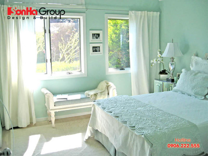 Sự hòa quyện đầy tinh tế giữa xanh lá cây và xanh dương mang đến cho không gian phòng ngủ nét đẹp nhẹ nhàng và tinh tế 