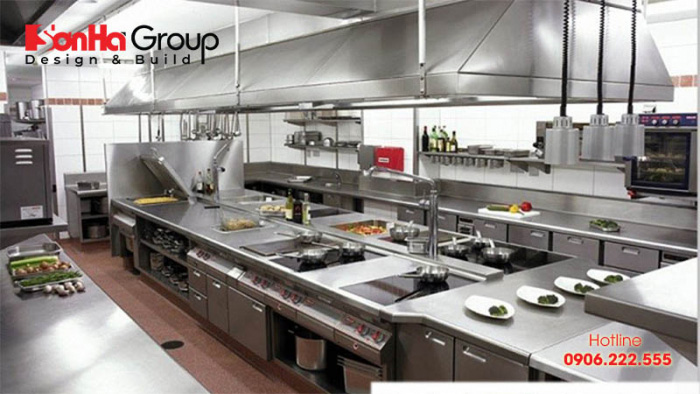 Việc bố trí không gian bếp khách sạn phải đảm bảo cân xứng giữa khu nấu nướng và khu ăn uống của khách hàng. 