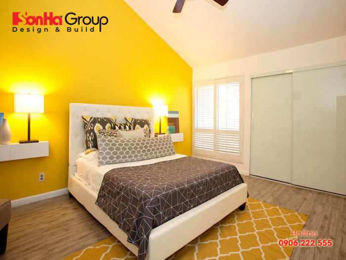 Bạn nên trang trí không gian phòng ngủ với tông màu vàng với biên độ vừa phải để đảm bảo sự dịu nhẹ 