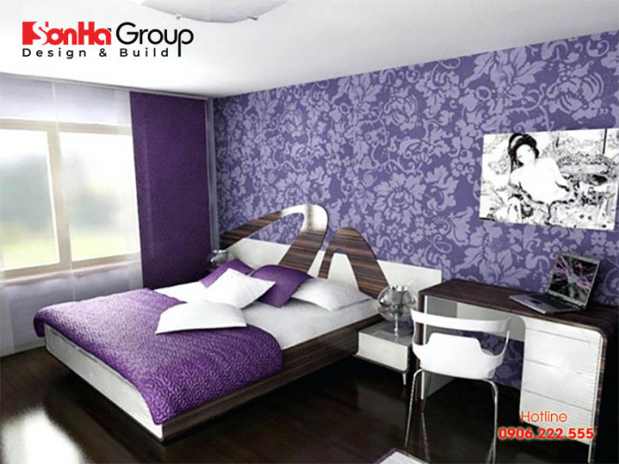 Căn phòng này trở nên tuyệt vời hơn, ấm áp hơn với gam màu tím kết hợp với màu trắng và những hoạ tiết nhỏ trên giấy dán tường 