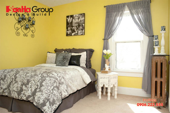Phòng ngủ tạo cảm giác ấm cúng với sắc vàng nhẹ nhàng cho cặp vợ chồng 