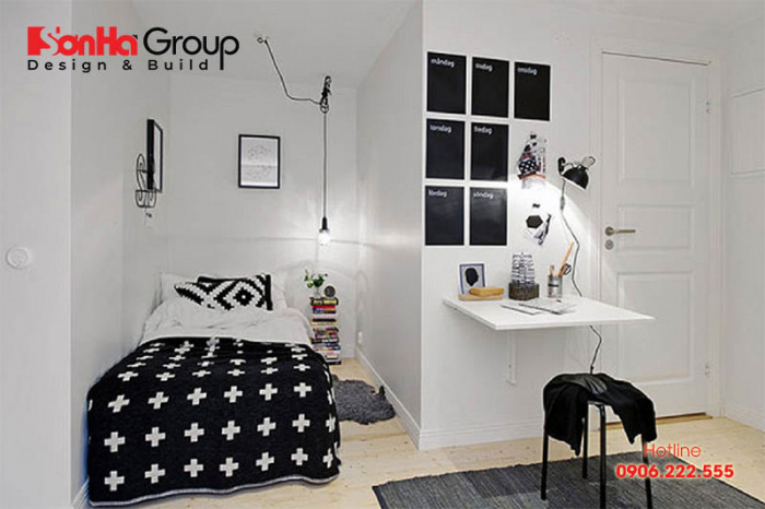 Sự kết hợp giữa 2 gam màu trắng đen mang đến một không gian phòng ngủ hiện đại nhưng cũng vô cùng ấm cúng 