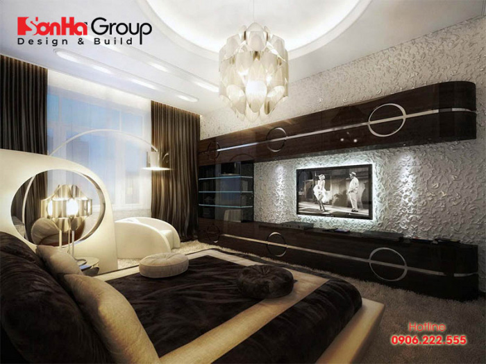 Không gian phòng ngủ sử dụng màu nâu trắng làm chủ đạo với phong cách thiết kế cùng trang thiết bị hiện đại, giúp không gian trông có vẻ sạch sẽ, sang trọng hơn 
