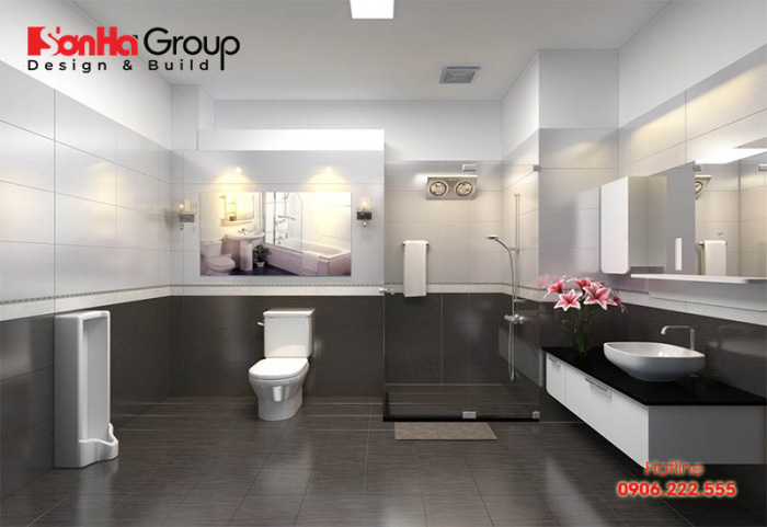 Nhà vệ sinh trở nên sang trọng nhờ tường ốp giật cấp tráng gương lớn, với gam màu trung tính và cửa kính lớn, tạo một không gian thoải mái và thư giãn 