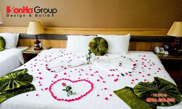 Tấm trang trí giường thường có thiết kế hoa văn và màu sắc đồng bộ với gối trang trí 