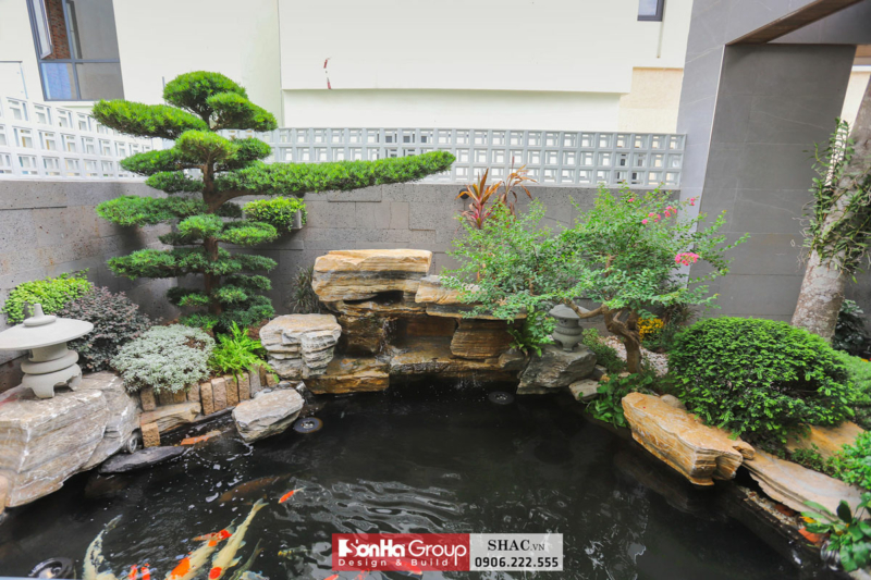 Biệt thự sân vườn hiện đại với thiết kế hồ cá thông minh có hệ thống bật đèn và bơm nước điều khiển bằng điện thoại