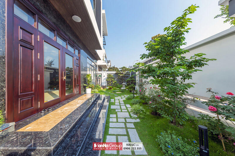 Biệt thự hiện đại 3 tầng Cảnh quan sân vườn được thiết kế nổi bật với nhiều lớp cây và đá hòa