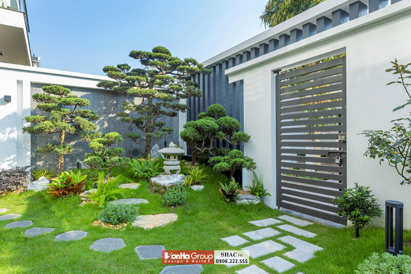 Biệt thự hiện đại Hải Phòng Sân vườn kiểu Nhật với cây dáng bonsai, thảm cỏ xanh