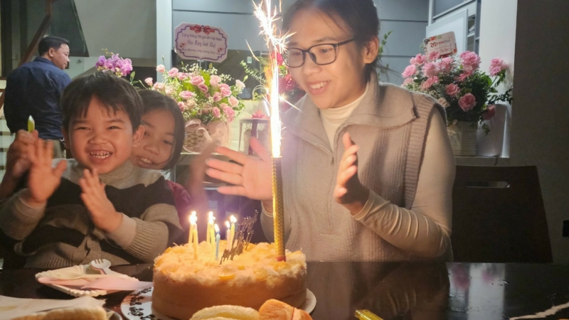 Tập thể CBNV SHAC chúc sinh nhật bà Nguyễn Thị Nhung 3