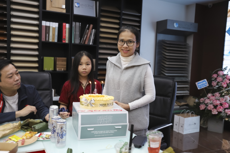 Tập thể CBNV SHAC chúc sinh nhật bà Nguyễn Thị Nhung 6
