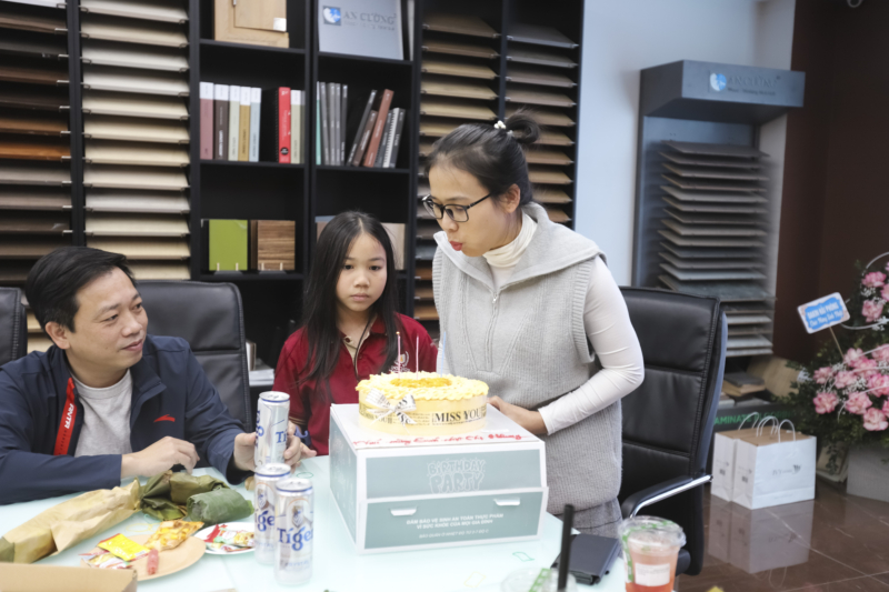 Tập thể CBNV SHAC chúc sinh nhật bà Nguyễn Thị Nhung 7
