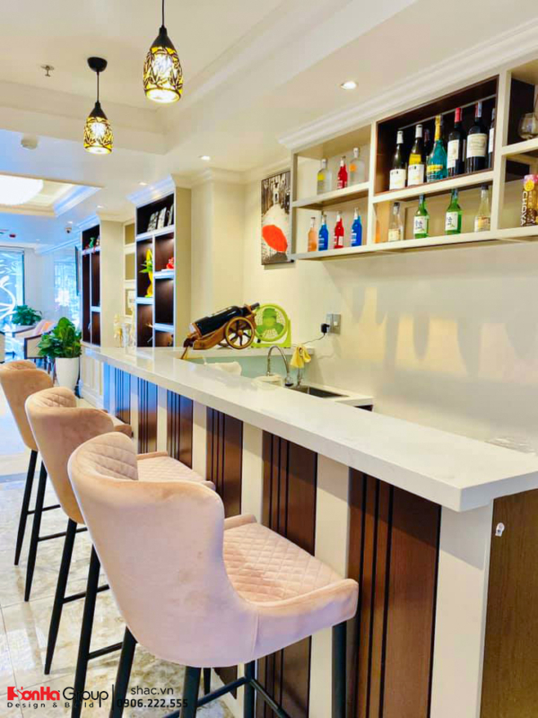 Quầy bar được kết nối với sảnh chính tạo cảm giác liền mạnh trong thiết kế