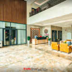 Sảnh chính được thiết kế với chất liệu gỗ và màu sắc tươi sáng