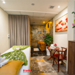 Phòng spa sử dụng tông màu ấm và vật liệu gỗ mang đến cảm giác thư giãn cho khách hàng