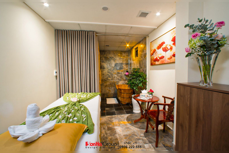 Phòng spa sử dụng tông màu ấm và vật liệu gỗ mang đến cảm giác thư giãn cho khách hàng