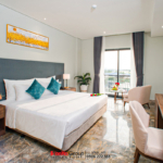 Phòng Premier Double với không gian được sắp xếp khoa học, thoải mái cho khách hàng sử dụng