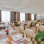 Nhà hàng sở hữu vẻ đẹp tinh khôi với tông màu tối giản và hệ thống cây xanh bắt mắt