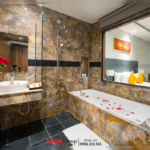 Không gian phòng tắm nhỏ sang trọng, thoáng đãng với thiết kế cửa kính kết nối với không gian bên ngoài