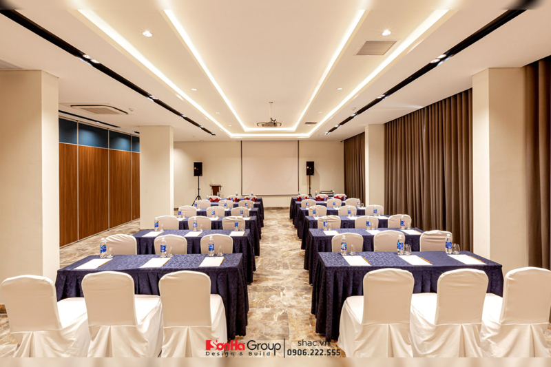 Phòng hội thảo được thiết kế tối giản, mang đến cảm giác chuyên nghiệp, hiện đại phù hợp với nhu cầu sử dụng của khách hàng