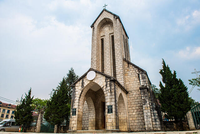 Nhà thờ đá Sapa được làm từ gạch đá vôi