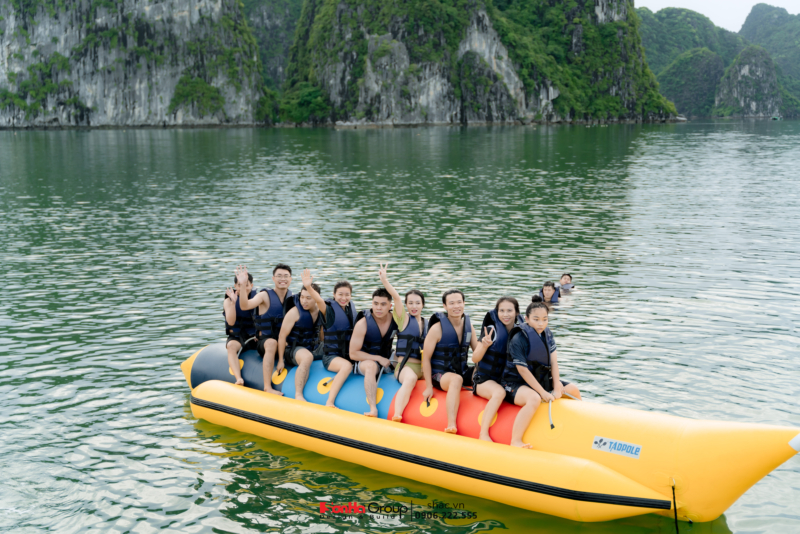 Các thành viên Sơn Hà Group cùng trải nghiệm tắm trên vịnh Lan Hạ